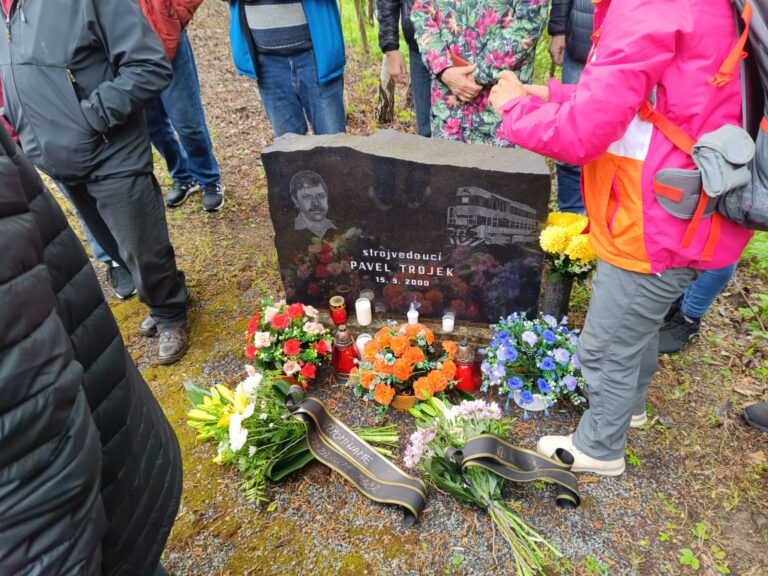 Na kole i vlakem za vzpomínkou: 26 let od tragédie Pavla Trojka